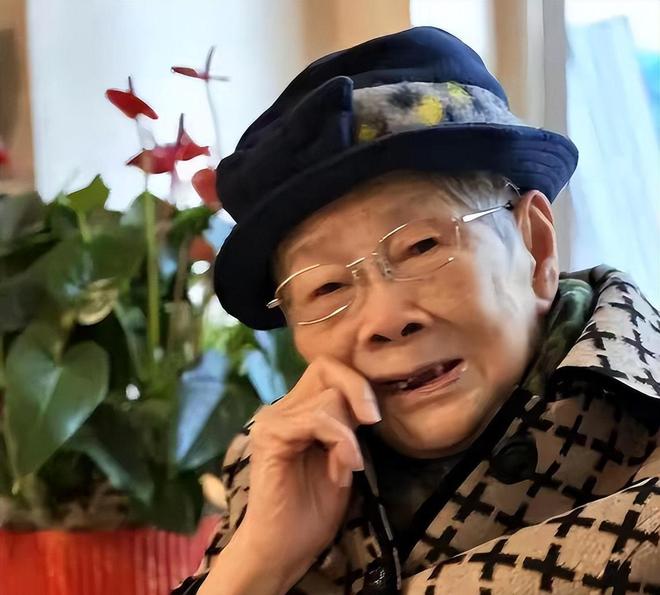 离谱！菲尔兹奖得主王虹五六万轻奢穿搭遭网议，网友唏嘘：幸好她在法国工作