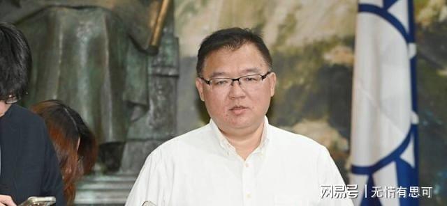 态度大反转!迪班萨改口:我尊重老将特雷杨,放弃3号球衣改穿4号