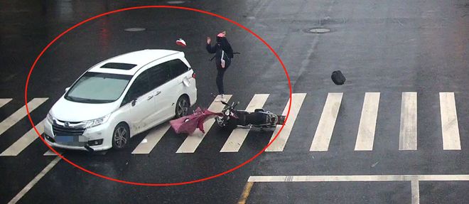 每体：贝克汉姆儿子罗密欧穿阿根廷球衣观赛，英格兰球迷不满