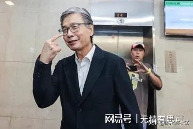 态度大反转!迪班萨改口:我尊重老将特雷杨,放弃3号球衣改穿4号