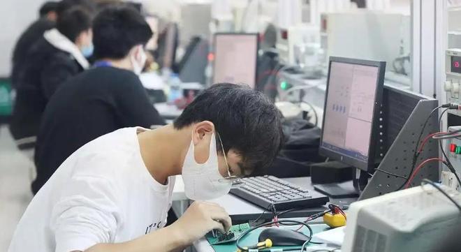 葡萄牙0:1不敌西班牙,赛后C罗独自坐在更衣室哭红了眼眶
