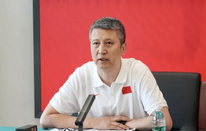 在广东当替补,在男篮当首发怒砍17分,球迷:他把杜锋打到下课?